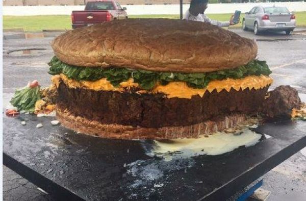 Самый большой гамбургер в мире, который можно заказать