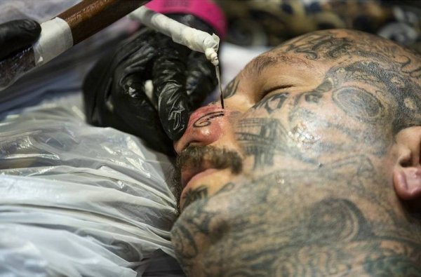 Новый модный тренд: татуировки на носу