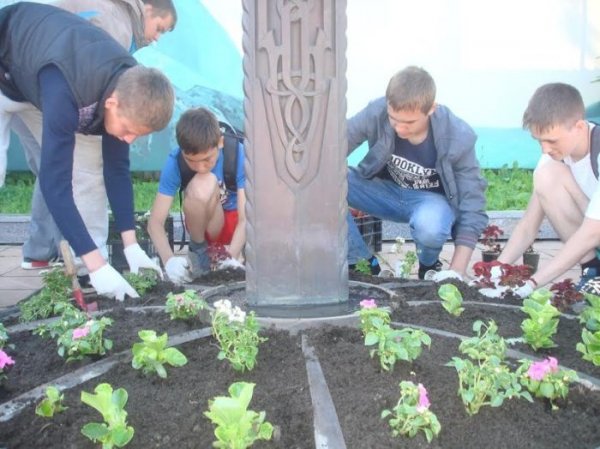 Школьники из Верхней Пышмы реставрируют заброшенные памятники героям ВОВ