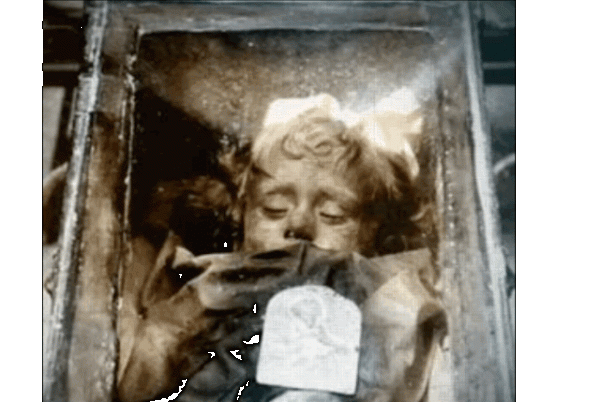 Загадка спящей красавицы: мумия, которая подмигивает туристам