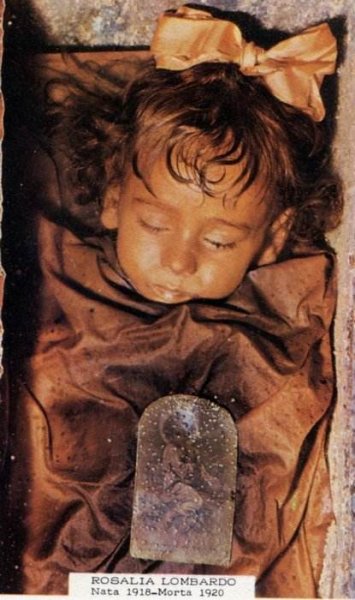 Загадка спящей красавицы: мумия, которая подмигивает туристам