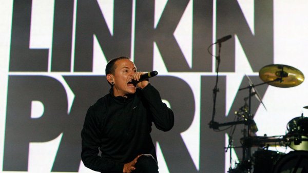 Честер Беннингтон из Linkin Park совершил самоубийство
