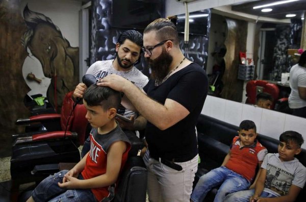 Сирийский парикмахер создает на головах своих клиентов необычные портреты