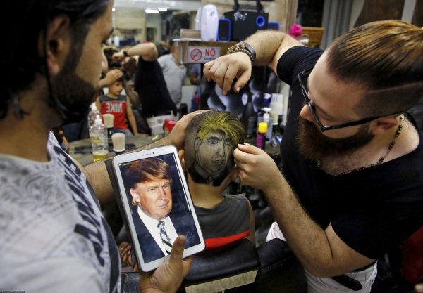 Сирийский парикмахер создает на головах своих клиентов необычные портреты