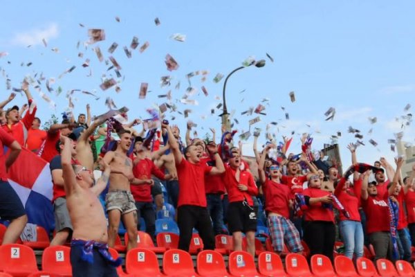 Болельщики футбольного клуба «Енисей» устроили денежный дождь в Новосибирске