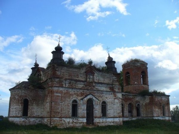 Скандал: откровенная фотосессия в заброшенном храме Татарстана