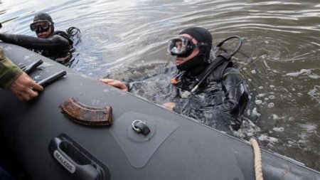 Водолазы Росгвардии обнаружили оружейный арсенал на дне Москва-реки