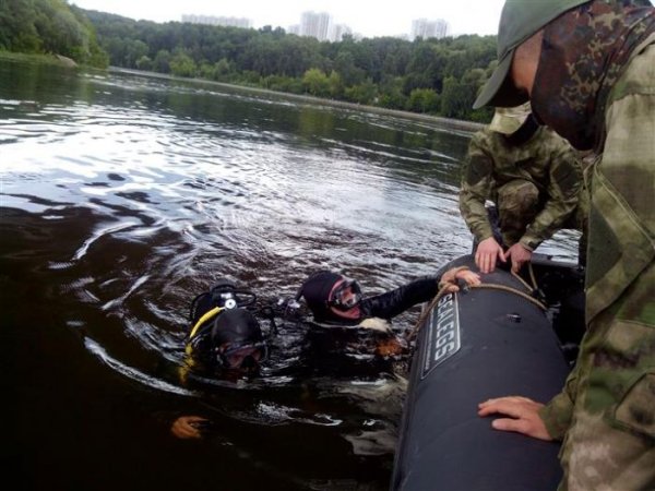 Водолазы Росгвардии обнаружили оружейный арсенал на дне Москва-реки