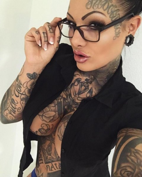 Забитая чернилами девушка с трудом находит место для новой татуировки