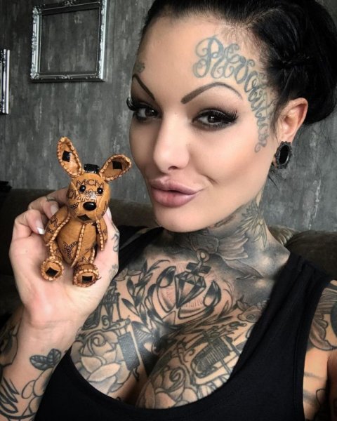 Забитая чернилами девушка с трудом находит место для новой татуировки