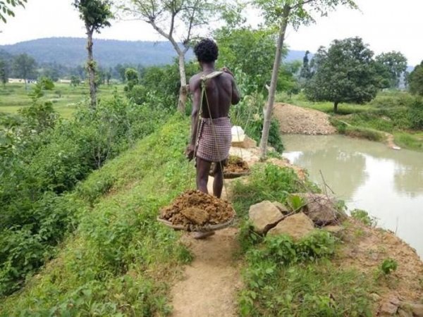 Житель Индии потратил 27 лет жизни, чтобы вырыть пруд