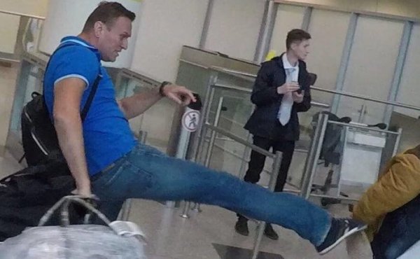 Алексея Навального обвешали сардельками в аэропорту
