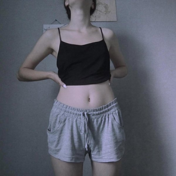Российские девушки выкладывают свои животы в Инстаграм, призывая не стесняться своего тела