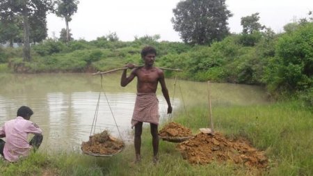 Житель Индии потратил 27 лет жизни, чтобы вырыть пруд
