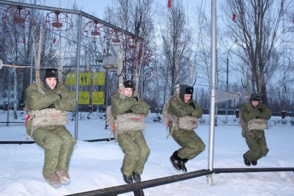 Зачем хрупкие девушки надевают форму?