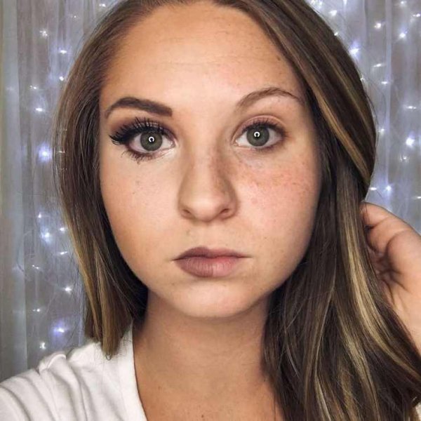 Девушки публикуют фото с половиной нанесённого макияжа, спрашивая, как им лучше