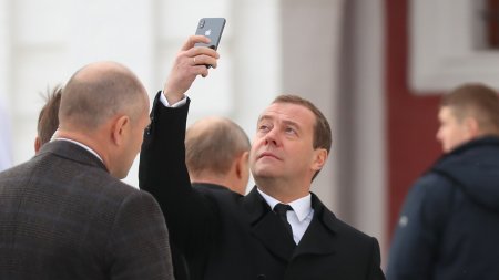 У Медведева заметили новый iPhone X