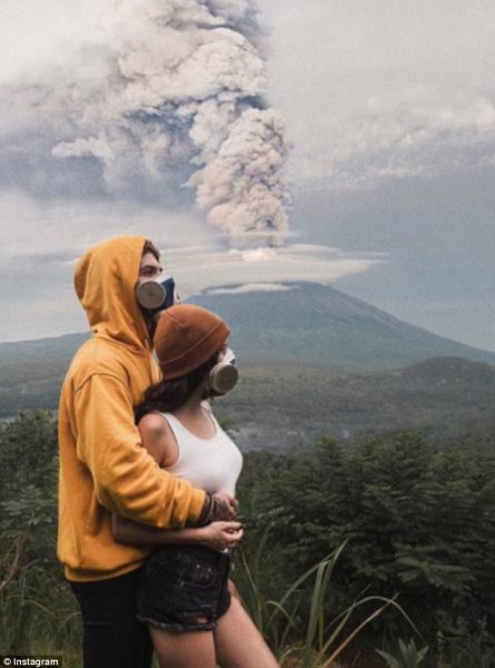 Фотографии туристов на фоне проснувшегося вулкана Агунг