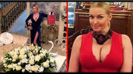 Волочкова поздравила россиян с Новым годом глубоким декольте и шпагатом у елки