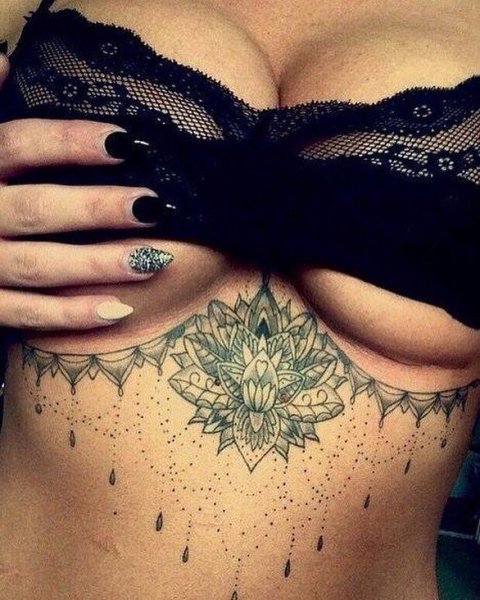 Девушки с татуировками на груди