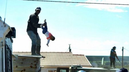 Приз «Отец года» получает оппозиционер, бросивший шестимесячную дочь с крыши дома