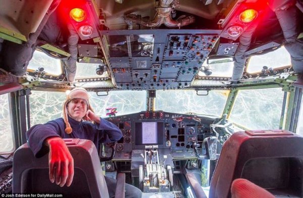Американский пенсионер уже 15 лет живет в самолёте посреди леса