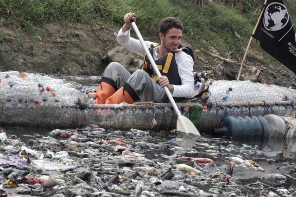 Индонезийская река не вынесла глобализации и стала самым грязным водоемом планеты