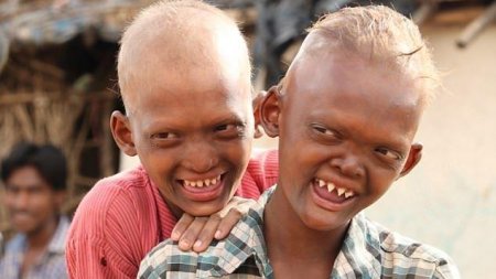 Мальчики-призраки из Индии с острыми зубами и пугающими лицами