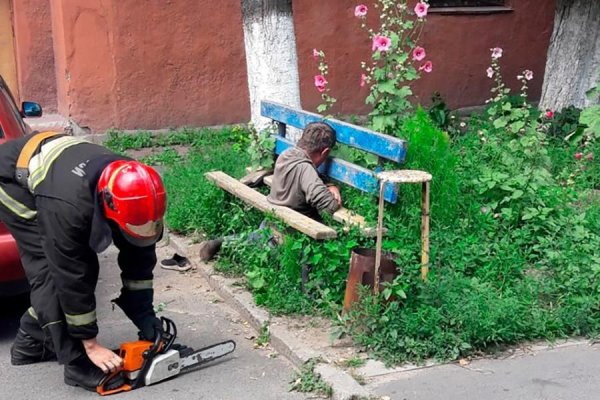 Застрял в текстурах. В Гомеле спасатели вытаскивали алкоголика из скамейки