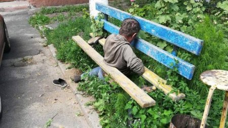 Застрял в текстурах. В Гомеле спасатели вытаскивали алкоголика из скамейки