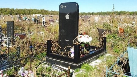 В Уфе на могилу молодой девушки поставили памятник в виде iPhone