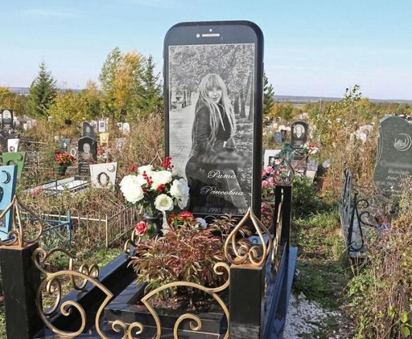 В Уфе на могилу молодой девушки поставили памятник в виде iPhone