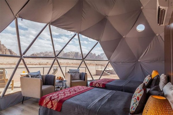В пустыне возводят городок с шатрами-капсулами, столовой и Wi-Fi