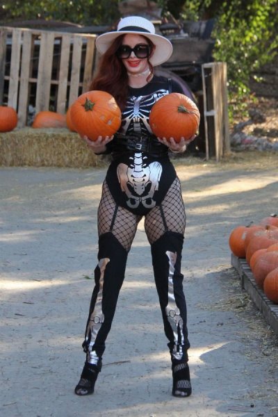 48-летняя американская актриса Фиби Прайс (Phoebe Price) в костюме скелета