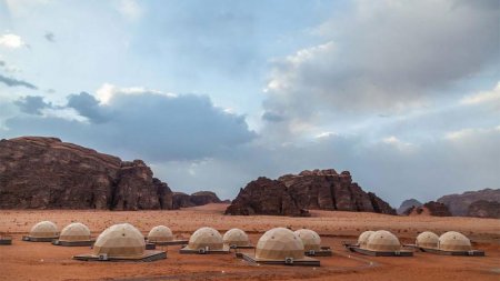 В пустыне возводят городок с шатрами-капсулами, столовой и Wi-Fi