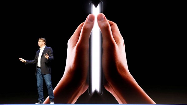 Samsung представила сгибающийся телефон