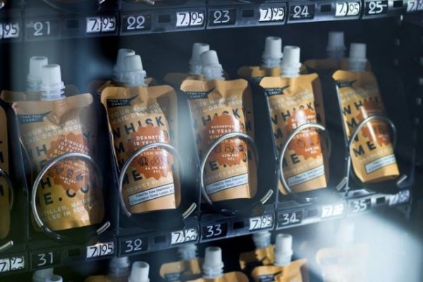 Лондонские уличные автоматы по продаже виски в пакетиках