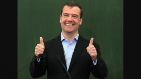 Россияне требуют назначить Дмитрию Медведеву зарплату, равную прожиточному минимуму