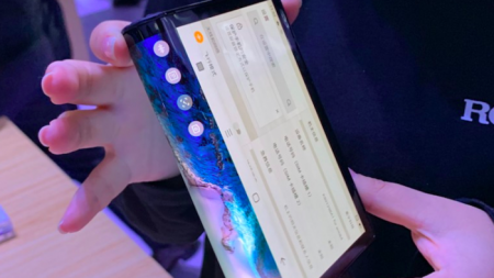 Первый гибкий смартфон представили в Поднебесной