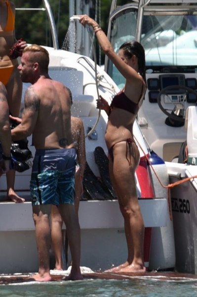 37-летняя бразильская супермодель Алессандра Амбросио (Alessandra Ambrosio) отдохнула с друзьями на яхте во Флорианополисе.