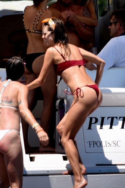 37-летняя бразильская супермодель Алессандра Амбросио (Alessandra Ambrosio) отдохнула с друзьями на яхте во Флорианополисе.