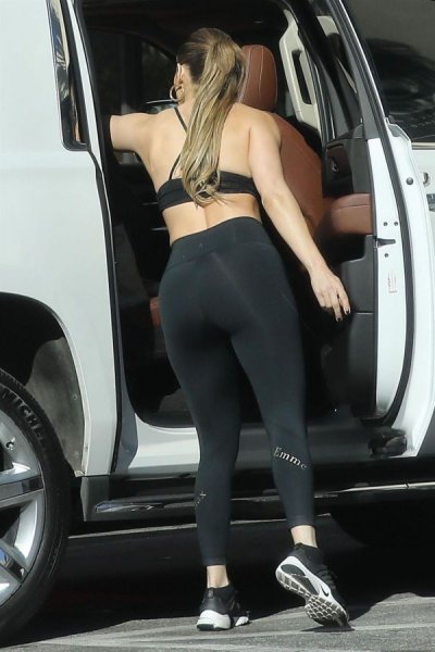 49-летняя американская актриса и певица Дженнифер Лопес (Jennifer Lopez) возле тренажерного зала
