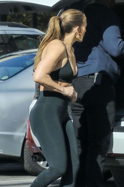 49-летняя американская актриса и певица Дженнифер Лопес (Jennifer Lopez) возле тренажерного зала