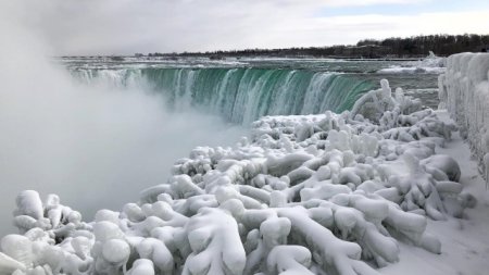 Из-за сильных морозов в США частично замерз Ниагарский водопад