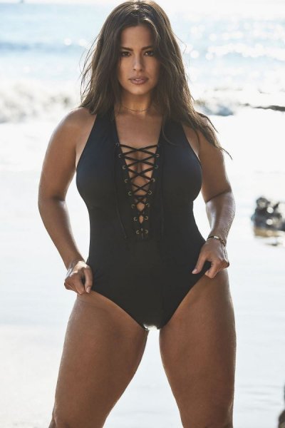 31-летняя американская plus size модель Эшли Грэм (Ashley Graham) в купальниках