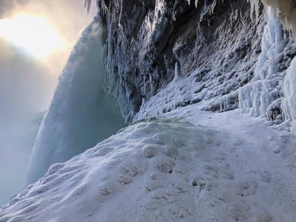 Из-за сильных морозов в США частично замерз Ниагарский водопад