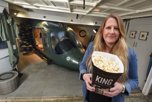 Британка потратила £10 000, чтобы превратить старый вертолет в кинотеатр