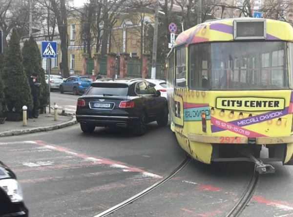 Жена одесского чиновника Елена Урбанская на Bentley за 22 млн рублей врезалась в трамвай