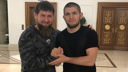 Рамзан Кадыров подарил отцу Хабиба Нурмагомедова внедорожник Mercedes