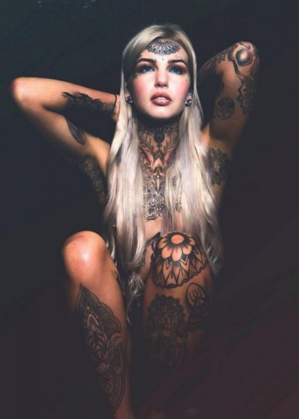 За десять лет миловидная девушка превратила себя в татуированного фрика